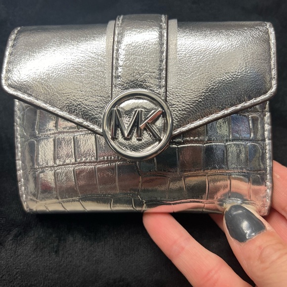 🔥NWT- Micheal Kors Carmen Medium Metallic Crocodile Embossed Tri-Fold Wallet🔥 - Picture 8 of 13